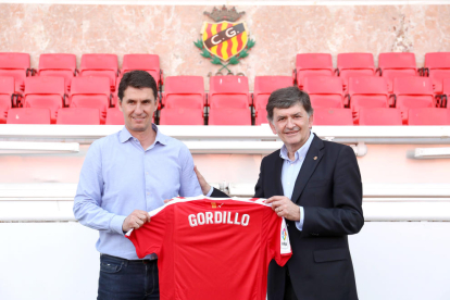 Jose Antonio Gordillo y Josep Maria Andreu con la camiseta del Nàstic.