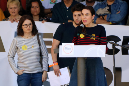 Pla mig de les dones de Jordi Cuixart i Jordi Sánchez i del fill d'aquest intervenint a l'acte final de la manifestació «Us volem a casa».