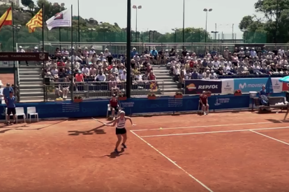 El vídeo muestra imágenes de los partidos de tenis, así como también de los entrenamientos o los ratos de descanso de los deportistas.