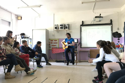 El tarraconense ha enseñado a los alumnos como expresar sus sentimientos a través de una canción.