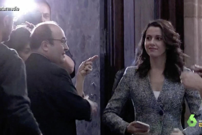 Captura d'imatge del vídeo amb Inés Arrimadas ballant al Parlament.