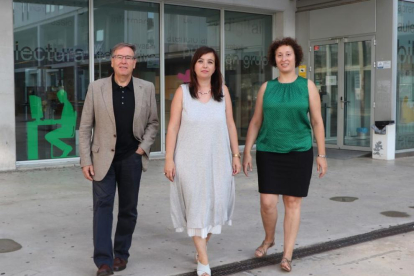 De izquierda a derecha, Antoni Carreras, Diana Marín y Estela Rivas en el campus Catalunya.