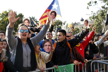 Imatge de la jornada d'ahir amb la gent mobilitzada al Parlament.