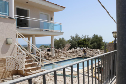 Imágenes de la casa de Alcanar después de la explosión donde, entre otros, murió el imán de Ripoll, el 17 de agosto de 2017.