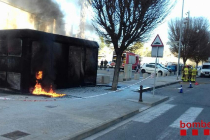 Imatge de l'incendi d'un transformador elèctric a Tortosa.