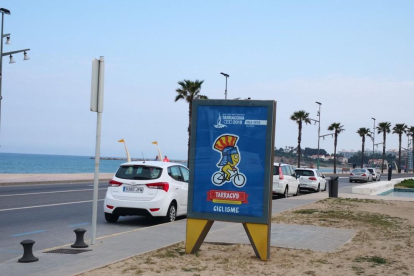 Imagen de un opi en La Pineda anunciando los Juegos Mediterráneos.