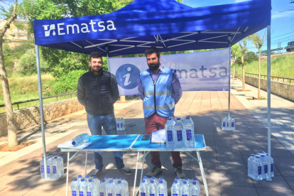 Ematsa ha instal·lat una carpa a la zona i reparteix ampolles aigua.