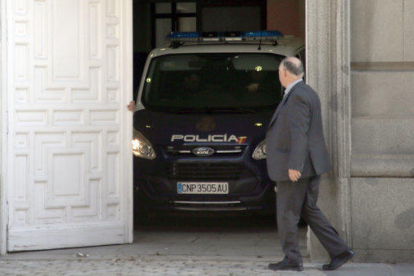 La furgoneta de la policía española que transporta los encarcelados dentro del Tribunal Supremo, el 16 de abril del 2018.