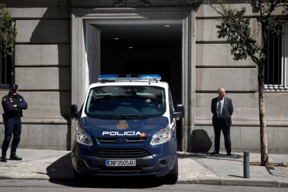 Imatge de la furgoneta de la policia espanyola amb Jordi Sànchez sortint del Tribunal Suprem.