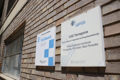 Pla mig de les plaques del Centre d'Atenció i Seguiment de Drogodependències (CAS) de Tarragona.