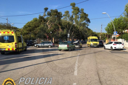 Dos vehículos chocaron frontalmente en la avenida con Brisamar de Coma-ruga.