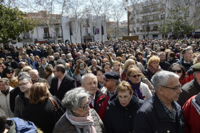 Una multitud de vecinos se ha concentrado delante de el Ayuntamiento de Getafe para mostrar su apoyo a la madre de las víctimas.