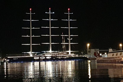 Visió nocturna del Black Pearl a la Marina Port Tarraco.