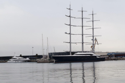 El Black Pearl en la Marina Port Tarraco.