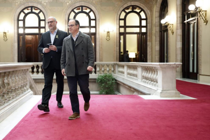 El diputat de Junts per Catalunya, Jordi Turull, amb el portaveu del grup parlamentari, Eduard Pujol), a les escales del Parlament.