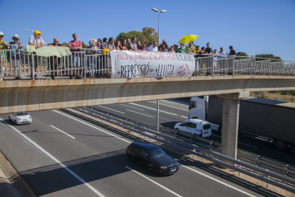 Imagen del acto de apoyo a las personas encausadas celebrado ayer encima del A-7.