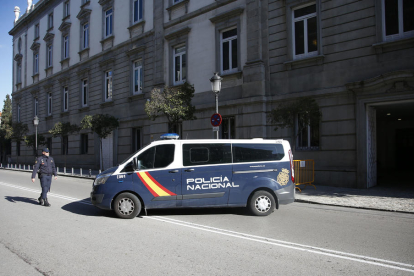 Llegada de la furgoneta de la policía española que transporta los encarcelados al Tribunal Supremo.