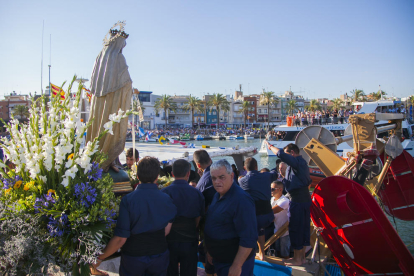 Centenars de persones van participar en els actes vinculats a la Processó Marítima dedicada a la Mare de Déu del Carme.