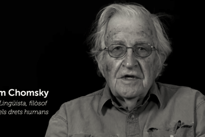 El lingüista y filósofo Noam Chomsky, entre otras personalidades internacionales, pide «justicia y libertad» en el vídeo de Òmnium.