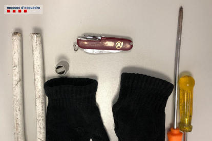 Plano detalle de los guantes negros y herramientas que llevaba encima el ladrón que robó dentro de un vehículo estacionado en el aparcamiento de la cooperativa de Valls.