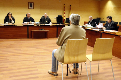 De espaldas, el acusado de agredir sexualmente la nieta en Riells i Viabrea durante el juicio en la Audiencia de Gerona.