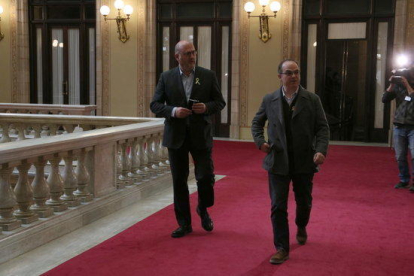 Pla general dels diputats de JxCAT Eduard Pujol i Jordi Turull als passadissos del Parlament.