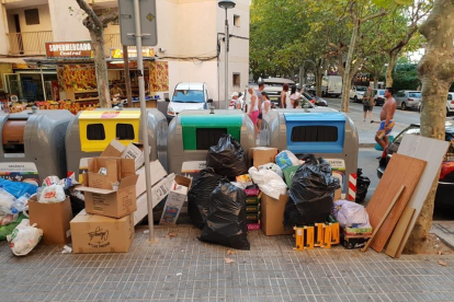 Imatge difosa a les xarxes socials de l'illa de contenidors del carrer de Terol de Salou.