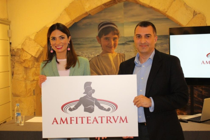 La consellera de Turisme, Inma Rodríguez i el gerent del Patronat Municipal de Turisme, Angel Arenas han presentat el Amfiteatrvm.