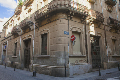 La construcció es troba localitzada al número 15 del carrer de Sant Llorenç.