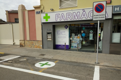 Les farmàcies tenen dues places habilitades, per evitar els aparcaments en doble fila.