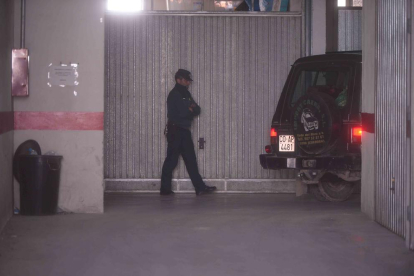 Imagen de los agentes en el interior del parking donde fueron encontrados los cadáveres.