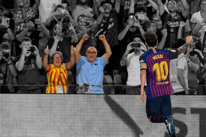 l'Eugeni Collado i la Mari Àngels Costa, celebrant el gol 6.000 de Messi amb el Barça sense utilitzar cap dispositiu.