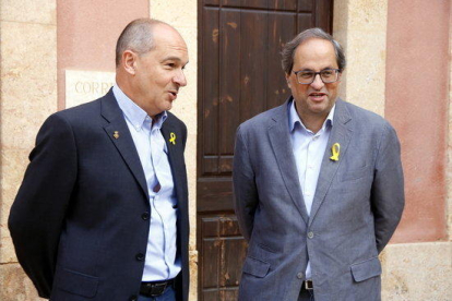 Pla mig del president de la Generalitat, Quim Torra, amb l'alcalde del Catllar, Joan Morlà, abans de visitar l'Ajuntament.