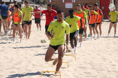 Los jugadores granas se han entrenado en la playa de la Arrabassada.