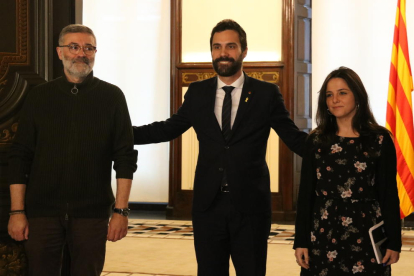 Imatge d'arxiu del president del Parlament, Roger Torrent, amb els diputats de la CUP Carles Riera i Maria Sirvent.