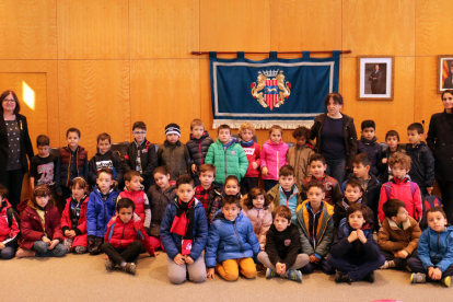 Els alumnes de P5, 1r i 2n de l'Escola Joan Ardèvol visiten l'Ajuntament de Cambrils.
