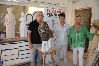 Josep Fèlix Ballesteros, Elvira Ferrando y Joan Serramià con una de las figuras del carillón.