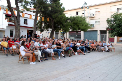 La plaça de la Sardana va acollir l'acte d'entrega del premi del primer Concurs de Poesia de Festa Major.
