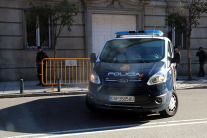 Imatge del vehicle de la policia espanyola entrant al Suprem el conseller destituït Joaquim Forn, el 17 d'abril de 2018.