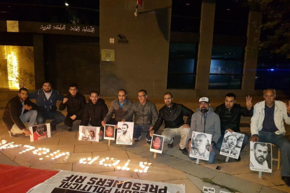 Una docena de personas acampan durante tres días ante|delante de el consulado marroquí de Tarragona