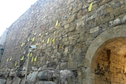 Imatge dels llaços grocs col·locats a la Muralla de Tarragona.