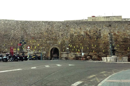 Imatge dels llaços grocs a la Muralla, aquest dimarts 28 d'agost.