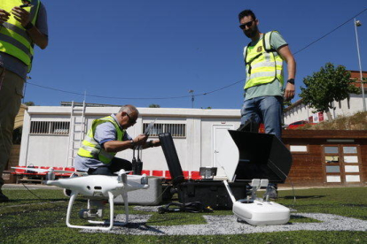 Un dron autónomo y agentes de la Unidad Central Técnica Operativa de los Mossos D'Esquadra realizando pruebas en el exterior del Nou Estadi.