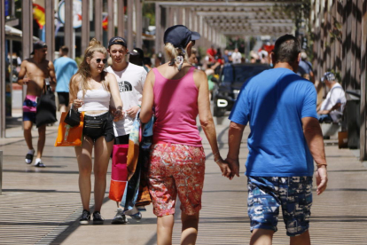 Varios turistas pasean por la calle Saragossa de Salou