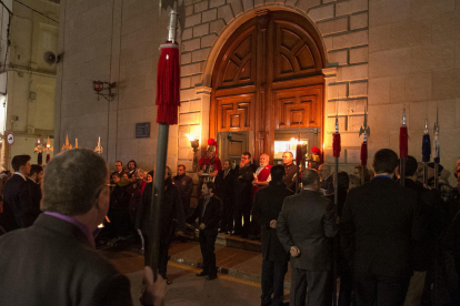 L'alcalde de Reus, al centre de la imatge, a les portes de l'Església de la Puríssima Sang.
