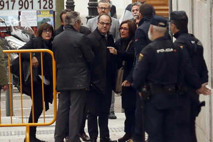 Els diputats de Junts per Catalunya Josep Rull i Jordi Turull amb les seves dones instants abans d'entrar a la seu del Tribunal Suprem.