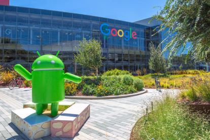 Imagen de la sede de Google, compañía que ha sido multada para imponer aplicaciones a su sistema abierto.