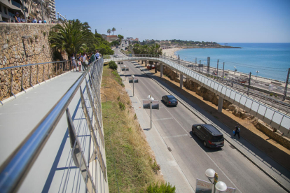 Los peatones ya pueden ir de la Baixada del Toro con la playa dell Miracle caminando en diez minutos.