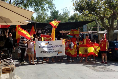 Banderes espanyoles i de tabàrnia.