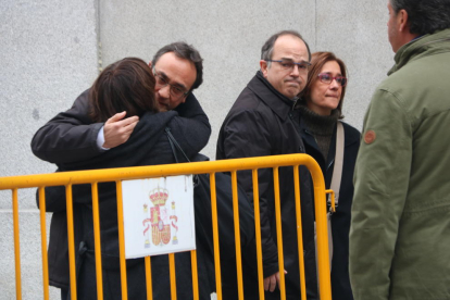 Els diputats Josep Rull i Jordi Turull s'acomiaden de les seves parelles abans d'assistir al Tribunal Suprem.